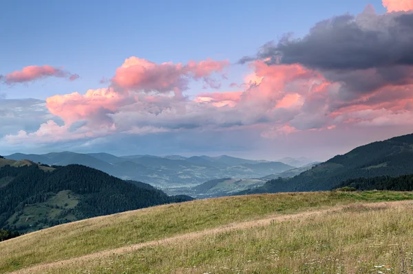 Valle di montagna al tramonto nuvoloso — Foto Stock