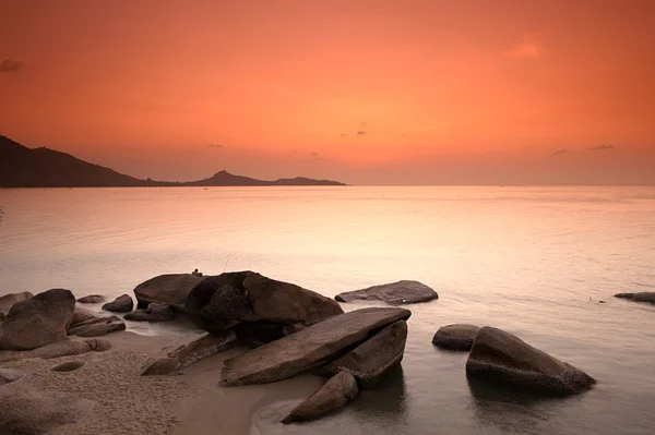 Восход солнца на скалистом море — стоковое фото