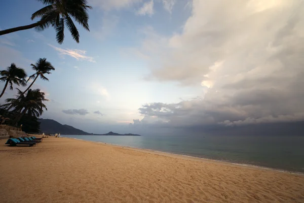 Lever de soleil nuageux sur la plage de Lamai — Photo