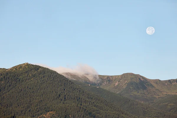 Lua cheia sob montanhas Cárpatas — Fotografia de Stock