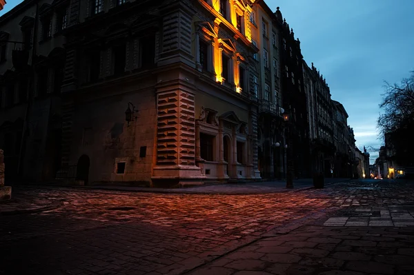 Старый европейский город ночью — стоковое фото