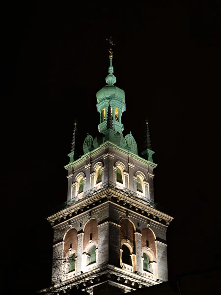 Вежа Кортняка домініканського собору вночі — стокове фото