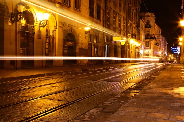 Trafic dans la vieille ville européenne la nuit — Photo