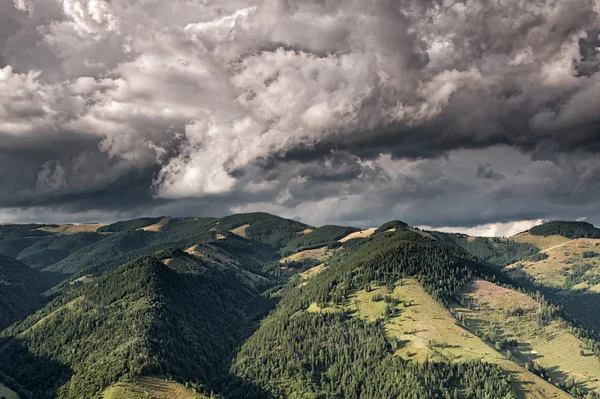 Горная долина с темными дождевыми облаками — стоковое фото