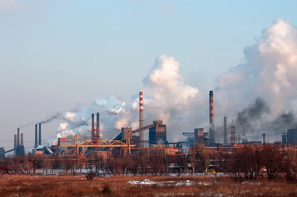 Промисловий ландшафт з заводським димоходом і димом — стокове фото
