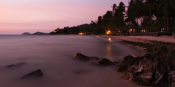 Tropik plajda gün batımı — Stok fotoğraf