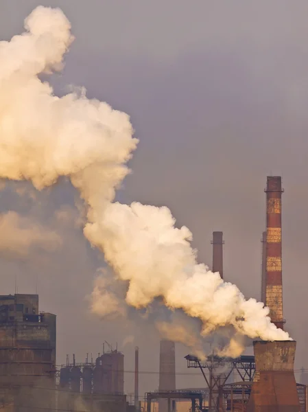 Palenia komin fabryki chemiczne — Zdjęcie stockowe