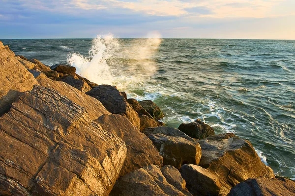 Frenos de onda en la roca — Foto de Stock