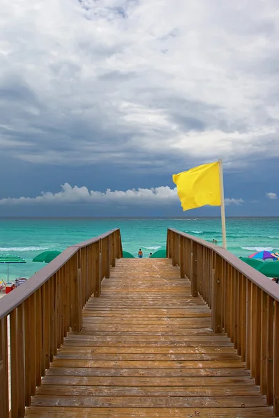 Boardwalk in Florida toward the Atlantic ocean and beach — Stock Photo, Image