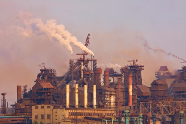 Промисловий завод з димом — стокове фото