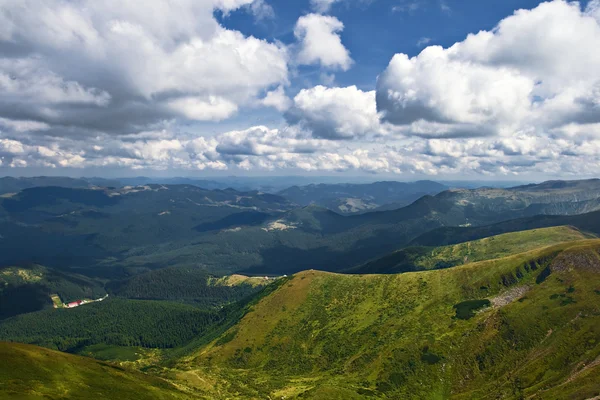Dolina góra z pochmurnego nieba — Zdjęcie stockowe