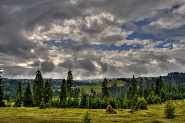 Paisagem das terras altas com céu nublado — Fotografia de Stock