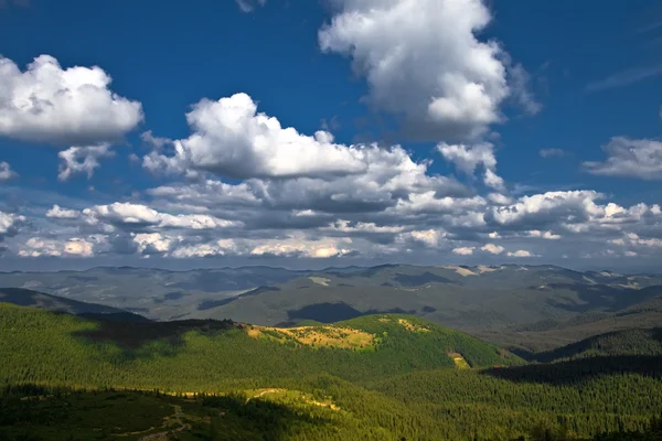 Vale da montanha com céu nublado — Fotografia de Stock