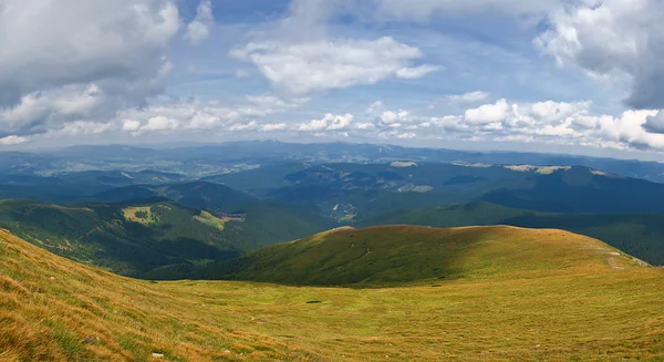 Панорамним видом на гори — стокове фото