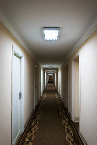 Довгий коридор — стокове фото