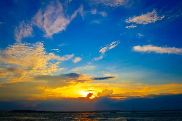 Oranje en blauw zonsondergang op oceaan — Stockfoto