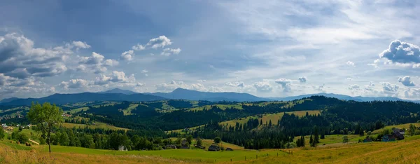 Панорамний вид на сільський пейзаж — стокове фото