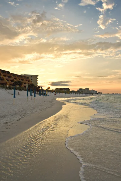 Huzurlu bir plaj gün batımı — Stok fotoğraf