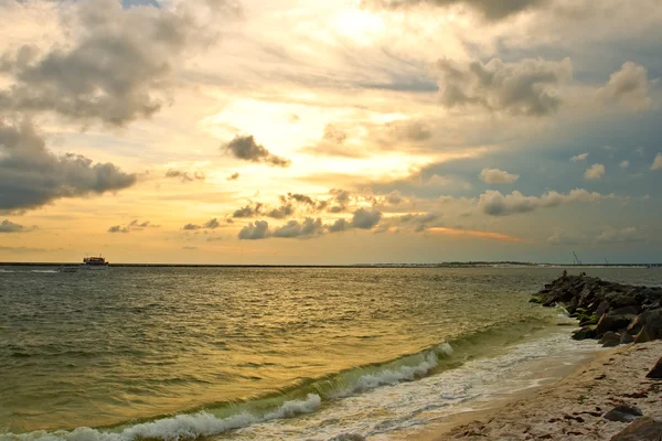 Прекрасний пляж заходу сонця — стокове фото