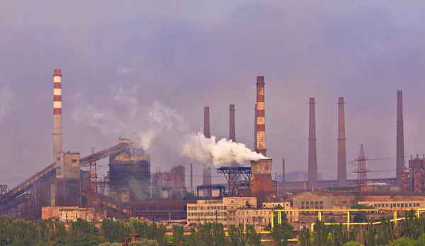 Cheminée d'usine faisant la pollution de l'air — Photo