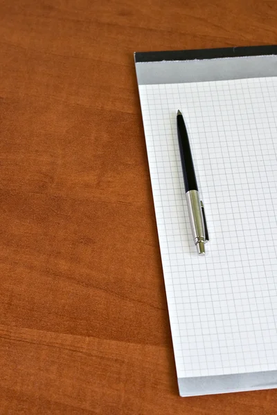 Notizbuch mit Stift — Stockfoto