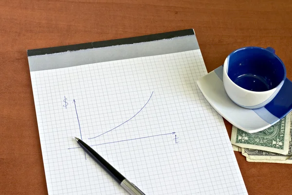 Bloco de notas aberto com caneta e xícara de café — Fotografia de Stock