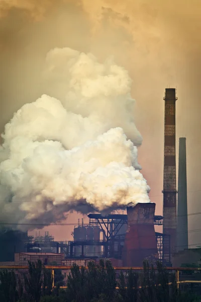 煙で工場配管 — ストック写真
