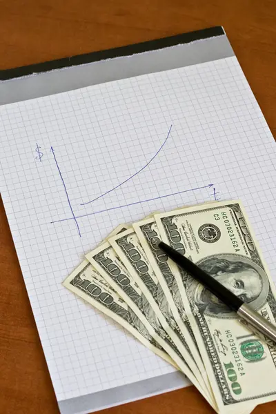 Stift und Notizblock mit Geld — Stockfoto