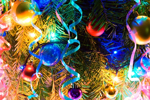 Decoraciones de árbol de Navidad con luces — Foto de Stock