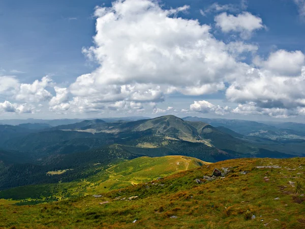 Гірська Долина із хмарного неба — стокове фото
