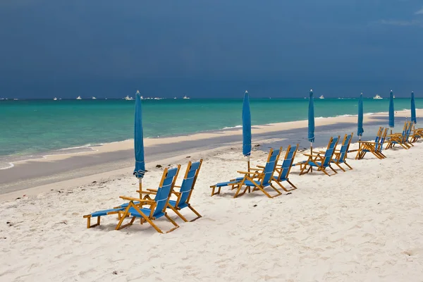 Solstolar vid stranden — Stockfoto