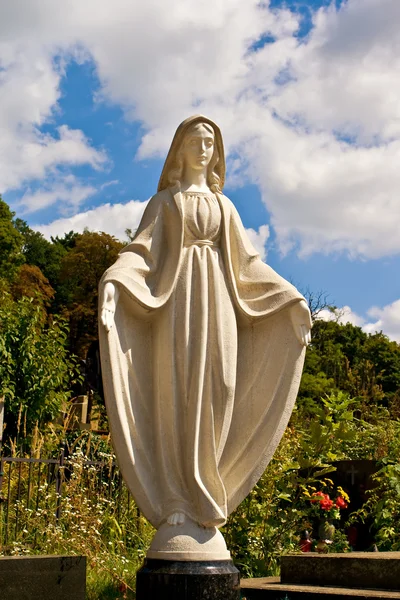 Een standbeeld van saint mary — Stockfoto
