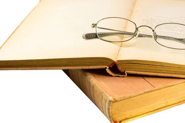 Närbild bild av boken med glasögon — Stockfoto
