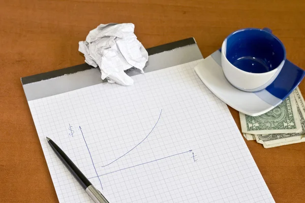 Bloco de notas aberto com caneta e xícara de café com dólar — Fotografia de Stock
