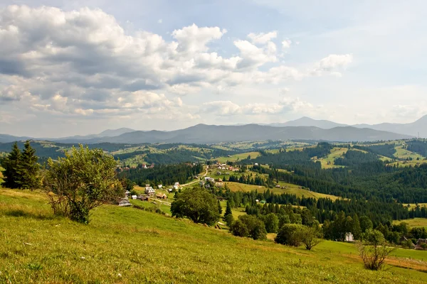 Ländliche Landschaft mit Hügeln und Bergen — Stockfoto
