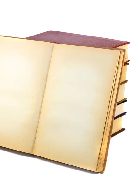 白に隔絶された古い本の山 — ストック写真