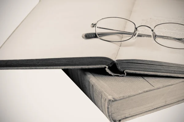 Image rapprochée du livre avec des lunettes — Photo