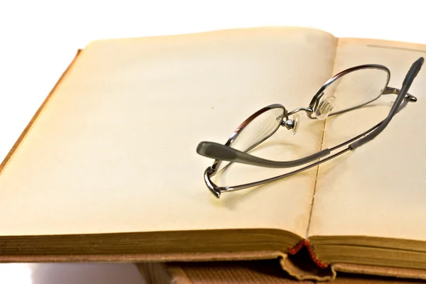 Винтажная книга и очки — стоковое фото