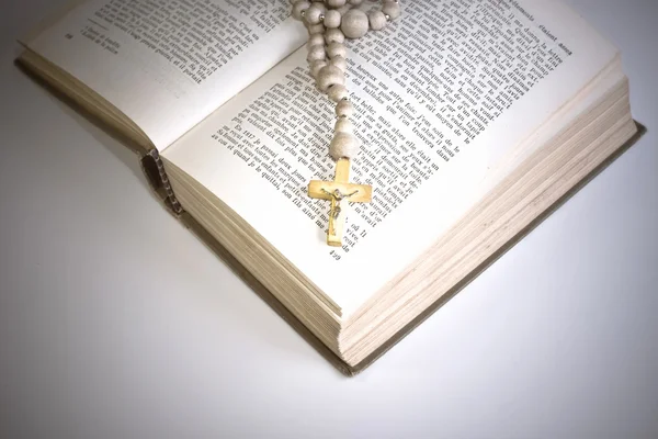 Bijbel met kruis — Stockfoto