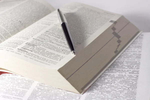 Ordbok med en penna — Stockfoto