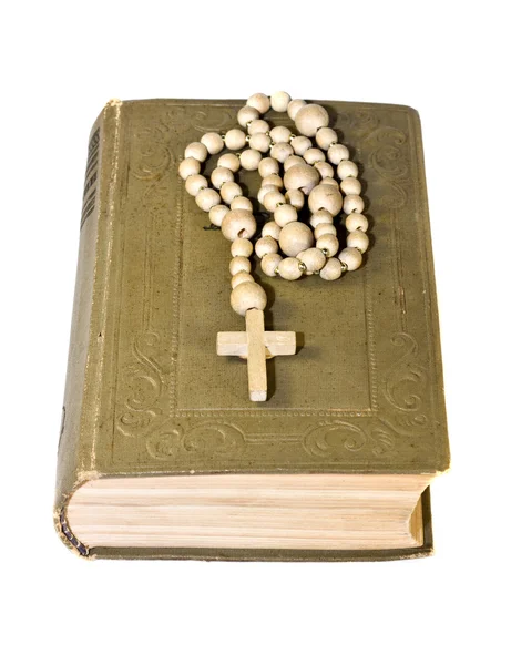 Розарий над старой священной библией — стоковое фото