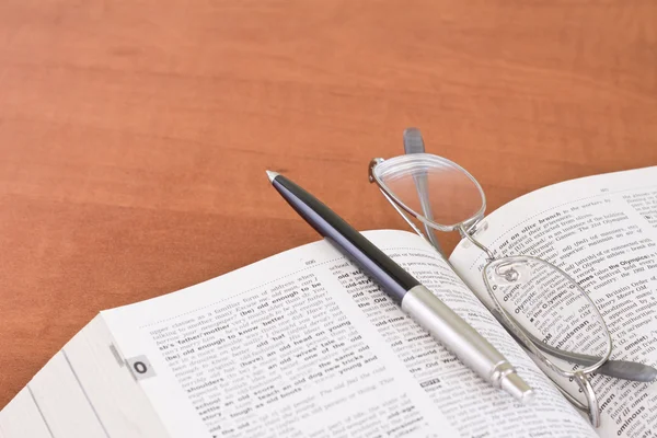 Boek, glazen en pen — Stockfoto