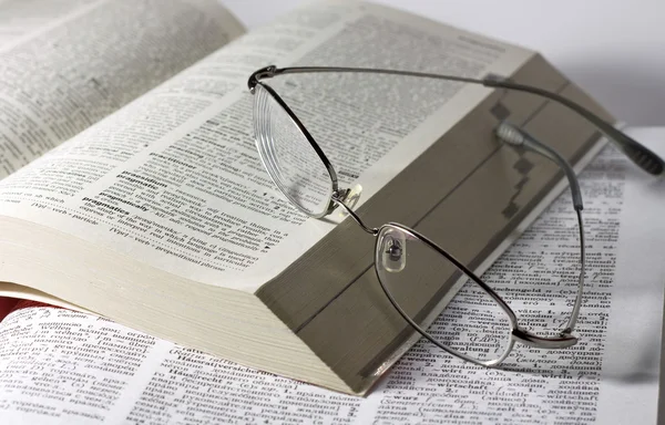 Libros y gafas — Foto de Stock