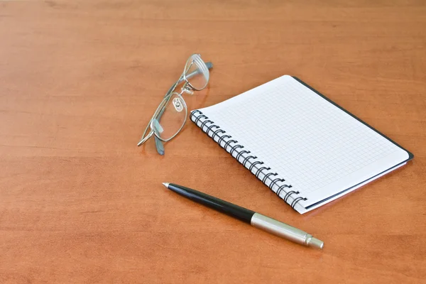 Arrangör, glasögon och penna — Stockfoto