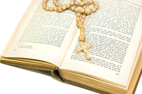 Деревянный крест, лежащий внутри Библии — стоковое фото