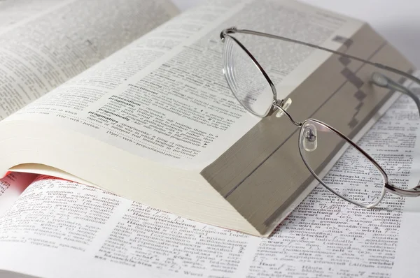 Primer plano de los libros abiertos con gafas — Foto de Stock