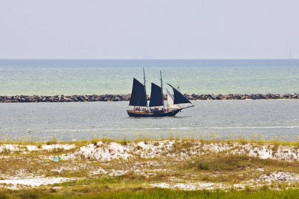 Siyah yelkenli gemi — Stok fotoğraf
