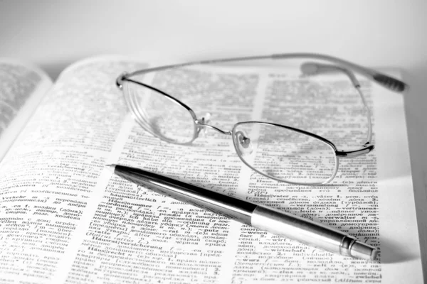 Libro, pluma y gafas — Foto de Stock