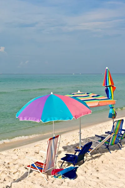 Parapluie de plage coloré dans une journée ensoleillée — Photo