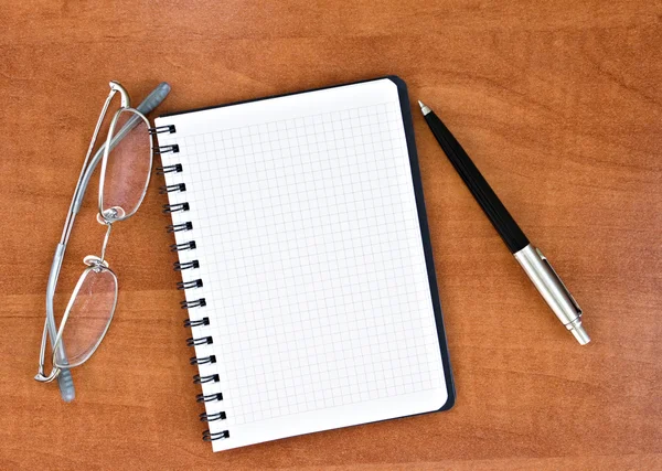 Óculos, bloco de notas com caneta — Fotografia de Stock
